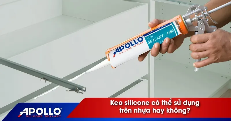 Các loại chất liệu phổ biến của giá treo quần áo gắn tường thông minh như kim loại, gỗ, ống nước và nhựa, thể hiện sự đa dạng trong thiết kế và ứng dụng